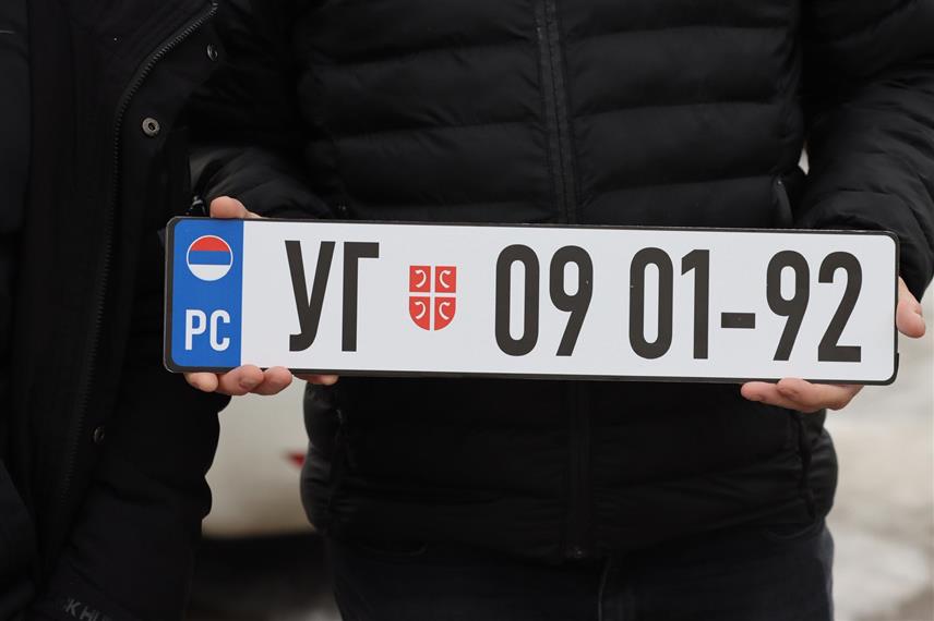 УГЉЕВИК, 9. ЈАНУАРА /СРНА/ - Млади социјалдемократи /МСД/ из Угљевика данас су на симболичан начин допринијели обиљежавању Дана Републике, дијелећи становницима ове локалне заједнице регистарске таблице са ознаком "9. јануар".