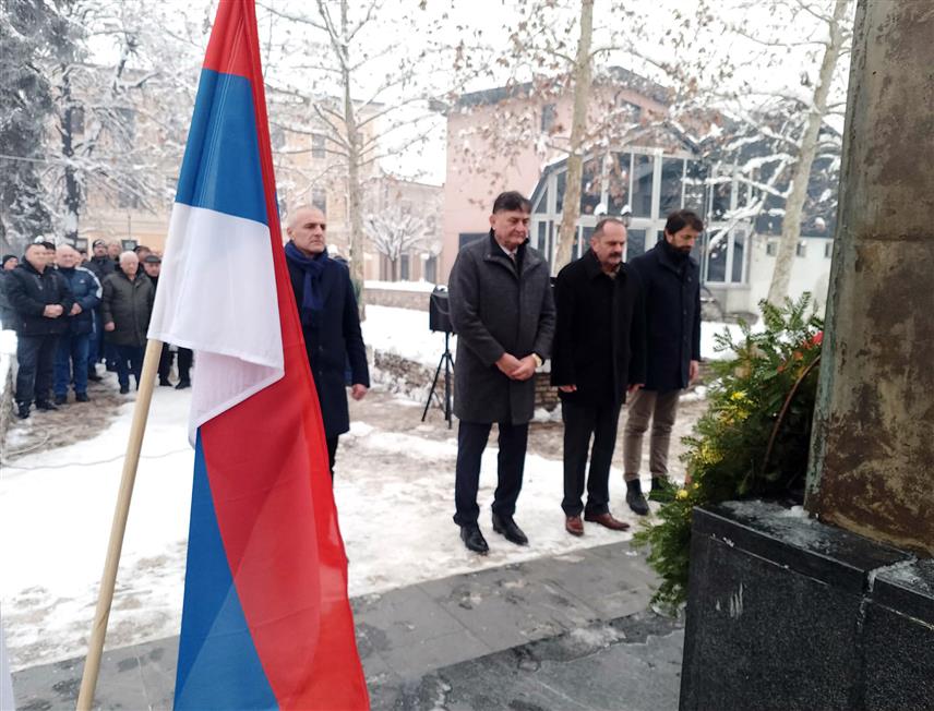 НОВИ ГРАД, 9. ЈАНУАРА /СРНА/ - Код централног спомен-обиљежја за 348 бораца Војске Републике Српске служен је парастос и положени су вијенци, поводом обиљежавања 9. јануар - Дан Републике.