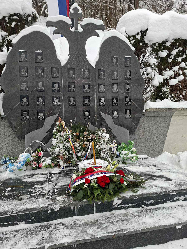 ЈЕЗЕРО, 9. ЈАНУАРА /СРНА/- У општини Језеро данас је, поводом обиљежавања 9. јануара - Дана Републике, у порти Храма Светог великомученика кнеза Лазара код спомен-обиљежја за 33 погинула борца у Одбрамбено-отаџбинском рату служен парастос и положено цвијеће.