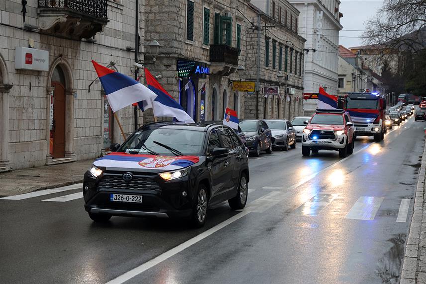TРЕБИЊЕ, 9. ЈАНУАРА /СРНА/ - Улицама Tребиња данас је продефиловало око 100 аутомобила украшених српским тробојкама поводом Дана Републике, 9. јануара.