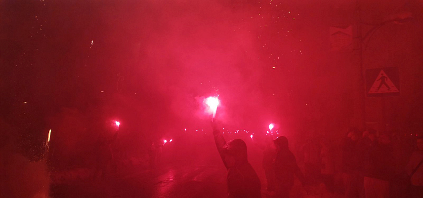 ДОБОЈ, 9. ЈАНУАРА /СРНА/ - Навијачка група "Војводе 1990" из Добоја вечерас је у центру града приредила бакљаду прослављајући 9. јануар, Дан Републике Српске.