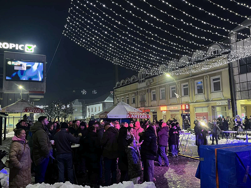 КОЗАРСКА ДУБИЦА, 9. ЈАНУАРА /СРНА/ - Дан Републике Српске вечерас се под слоганом "Живјеће огњиште" прославља и у Козарској Дубици, гдје је на градском тргу организован концерт.