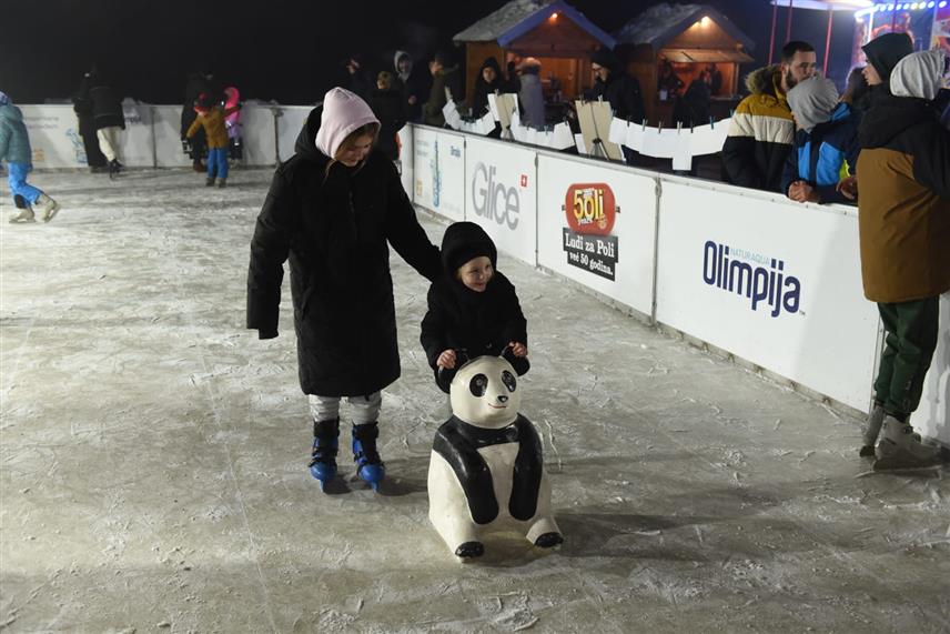 РИБНИК, 8. ЈАНУАРА /СРНА/ - У Доњој Превији код Рибника почела је манифестација "Зима у Рибнику", која посјетиоцима нуди низ различитих програмских садржаја за све узрасте.