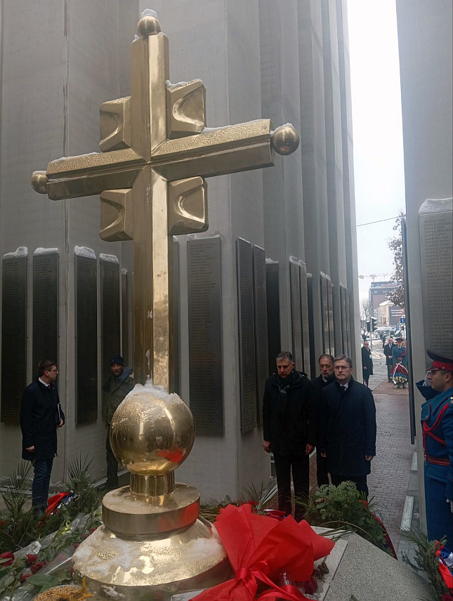 БАЊАЛУКА, 9. ЈАНУАРА /СРНА/ - Делегације Републике Српске и Републике Србије положиле су данас вијенце на новоизграђени споменик борцима Одбрамбено-отаџбинског рата Војске Републике Српске у Бањалуци.