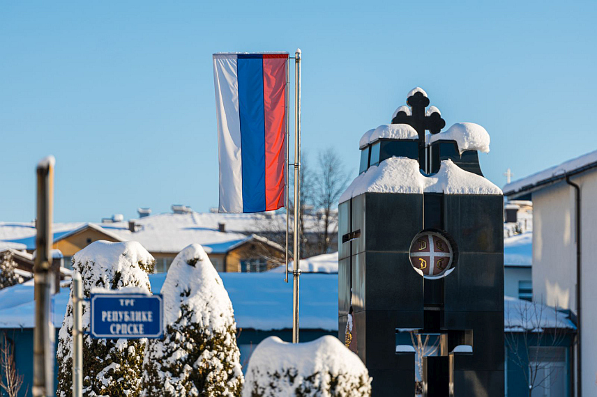 ПАЛЕ, 9. ЈАНУАРА /СРНА/ - Становници општине Пале данас су, у част Дана Републике - 9. јануара, истакли заставе и показали понос, припадност и поштовање према Републици Српској.