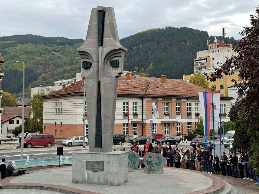 ФОЧА, 10. ОКТОБРА /СРНА/ - Планина Трескавица и кота Кобиљача, по обиму борбе, јунаштву српских бораца и значају за одбрану шире територије, биле су Кошаре Републике Српске и погинули борци никада не смију бити заборављени, поручено је данас из Фоче, са обиљежавања 31 године од погибије 13 припадника Фочанске бригаде.