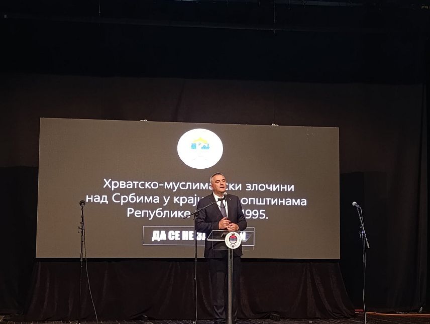 МРКОЊИЋ ГРАД, 10. ОКТОБРА /СРНА/ - Предсједник Владе Републике Српске Саво Минић током обраћања на обиљежавању 31 године од злочина над више од 2.000 Срба из западнокрајишких општина које су починиле хрватске и муслиманске снаге.