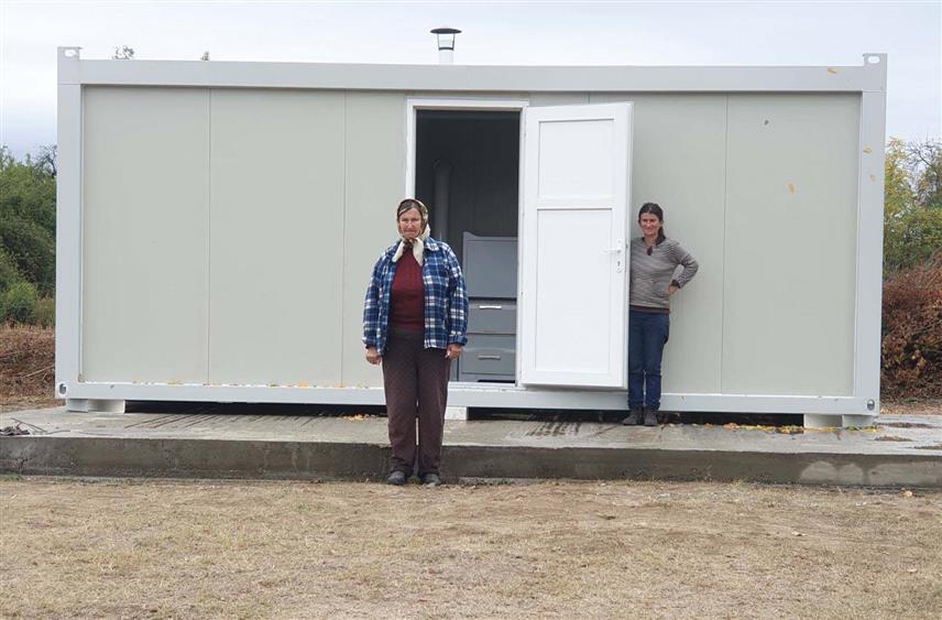БИЈЕЉИНА, 12. ОКТОБРА /СРНА/ - Бијељинска компанија "Елвако Мет про" донирала је стамбени контејнер шездесетчетворогодишњој Невенки Јевтић из Сувог Поља код Бијељине, која је са болесном кћерком живјела у трошној кући, без купатила и водоводних инсталација.