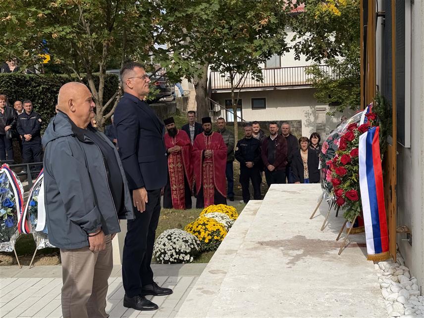 ПЕТРОВО, 12. ОКТОБРА /СРНА/ - У Петрову је данас поводом Дана и славе општине - Михољдана откривено и освештано централно спомен–обиљежје погинулим борцима Војске Републике Српске, припадницима Министарства унутрашњих послова Српске и цивилним жртвама рата, на којем је иклесано више од 300 имена страдалих.