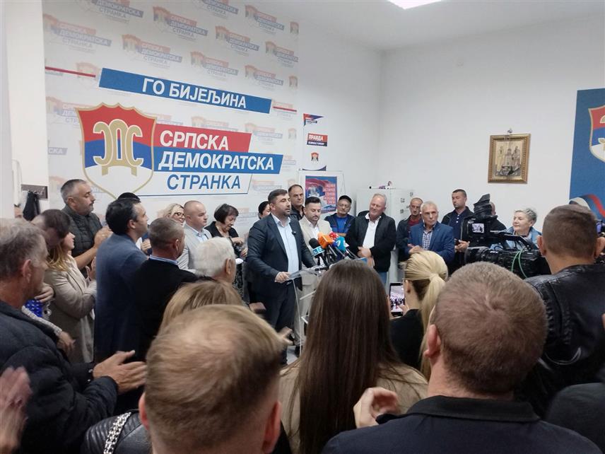 БИЈЕЉИНА, 12. ОКТОБРА /СРНА/ - Градоначелник Бијељине Љубиша Петровић одбацио је одлуку о свом искључењу из СДС-а, оцјењујући је срамном и нестатутарном, а бијељински одборници одбили су наметнута рјешења и затражили оставку предсједника странке Бранка Блануше.