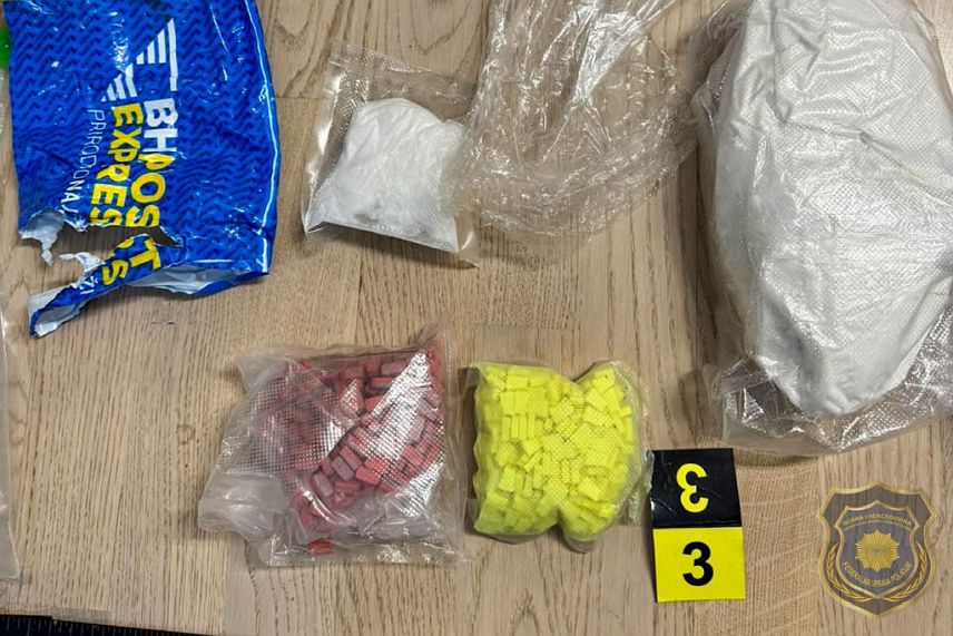 САРАЈЕВО, 13. ОКТОБРА /СРНА/ - На подручју сарајевског кантона пронађено је више од 10 килограма дроге, оружје и муниција, а ухапшена су два лица из Сарајева, саопштено је из Федералне управе полиције /ФУП/.