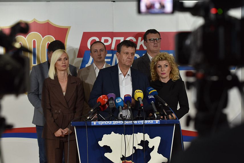 БАЊАЛУКА, 13. ОКТОБРА /СРНА/ - Предсједник СДС-а Бранко Блануша на конференцији за новинаре у Бањалуаци након сједнице Предсједништва те политичке партиј