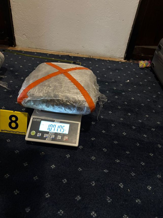 ЗЕНИЦА, 13. ОКТОБРА /СРНА/ - Зеничка полиција ухапсила је у Дусини лице чији су иницијали А.С. /37/ код кога је пронађено 25,6 килограма дроге, као и оружје и муниција.