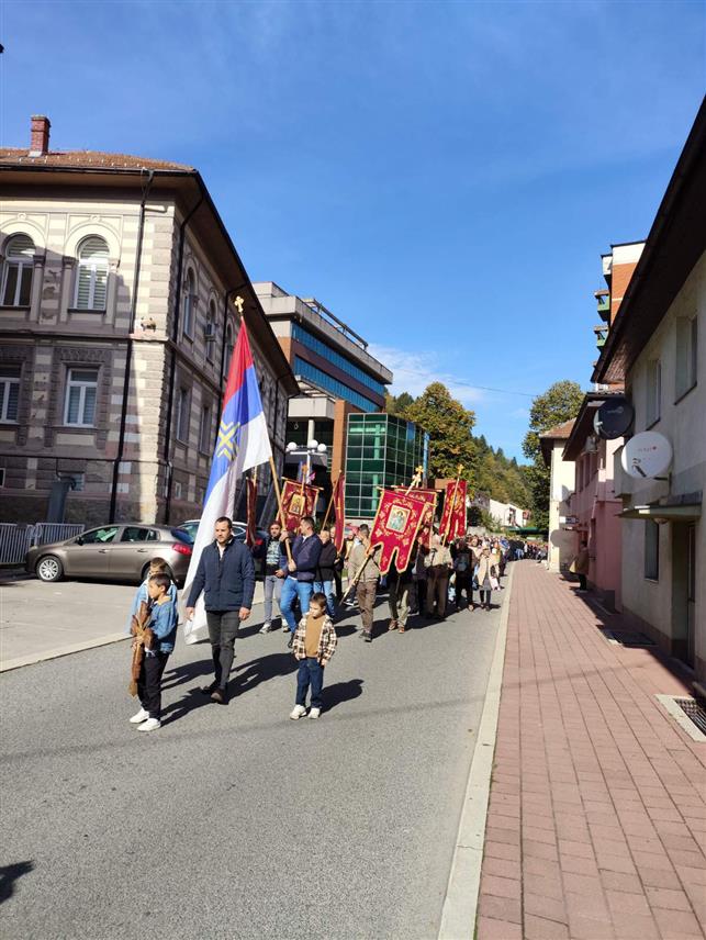 СРЕБРЕНИЦА, 14. ОКТОБРА /СРНА/ - Сребреничка Црква Покрова Пресвете Богородице прославила је данас истоимени празник, који је крсна слава овог храма и општине Сребреница, а тим поводом улицама ове варошице прошла је километарска литија са стотинама вјерника који су носили црквене барјаке и иконе.