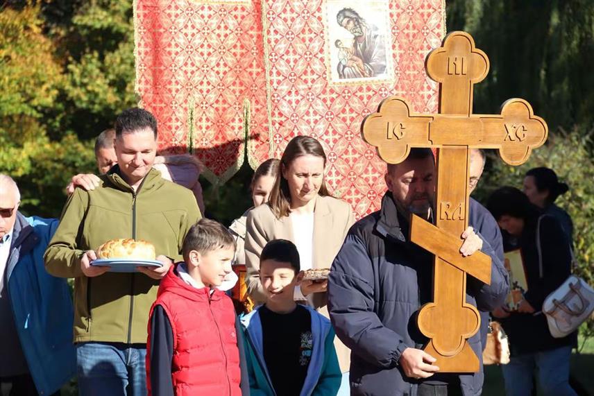 ДЕРВЕНТА, 14. ОКТОБРА /СРНА/ - Манастир Покрова Пресвете Богородице у Доњој Бишњи код Дервенте прославио је данас крсну славу, у присуству бројних вјерника од којих су неки били на поклоничком путовању до ове светиње.	
