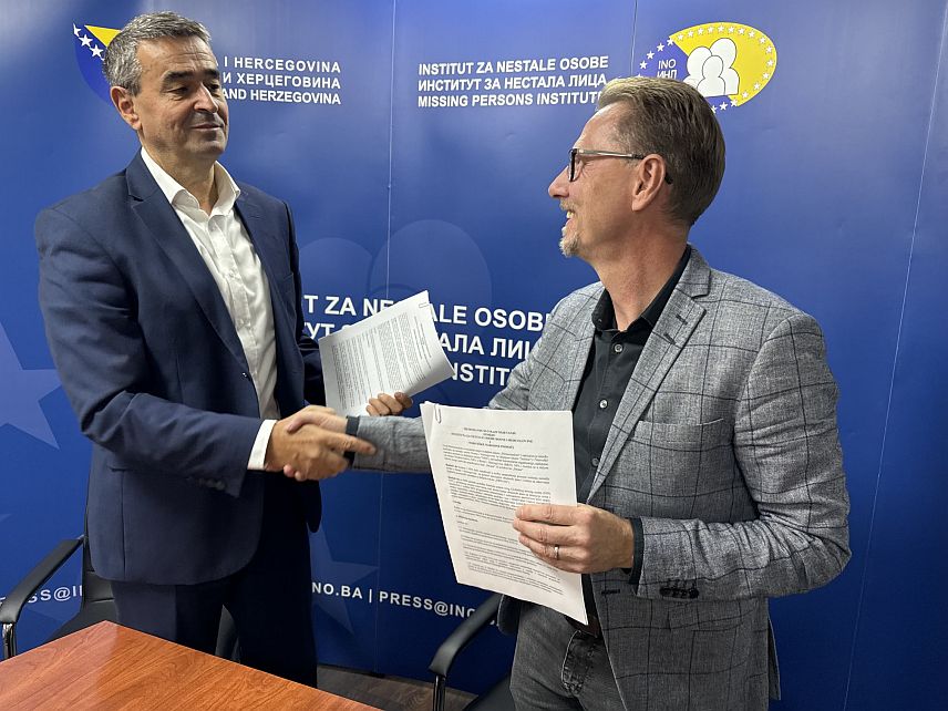 САРАЈЕВО, 14. ОКТОБРА /СРНА/ - Представници Института за нестала лица БиХ и Норвешке народне помоћи потписали су данас у Сарајеву меморандум о разумијевању којим је предвиђено ангажовање специјализованог тима са два обучена пса за откривање људских посмртних остатака.