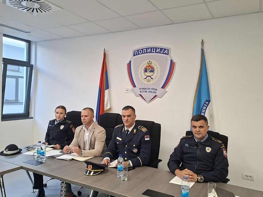 ПАЛЕ, 14. ОКТОБРА /СРНА/ - Начелник Полицијске управе Источно Сарајево Бранимир Шеховац, начелник Сектора криминалистичке полиције Радомир Церовина и начелник Сектора полиције Игор Каришик на конференцији за новинаре данас на Палама.