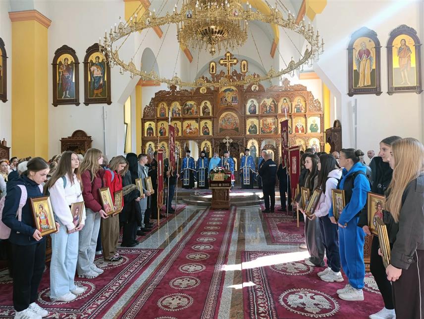 СРБАЦ, 14. ОКТОБРА /СРНА/ - У Српцу је данас обиљежен Дан и крсна слава општине Покров Пресвете Богородице, а тим поводом служена је литургија и организована литија улицама града, те одржана манифестација "Покровски дани фолклора".