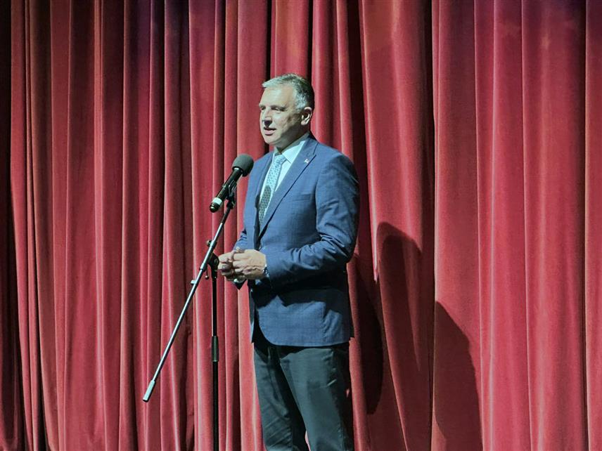 БАЊАЛУКА, 14. ОКТОБРА /СРНА/ - Министар просвјете и културе Републике Српске Боривоје Голубовић изјавио је вечерас на отварању Међународног фестивала позоришта за дјецу у Бањалуци да ова манифестација на специфичан начин спаја малишане и умјетнике, али и различите језике и културе.