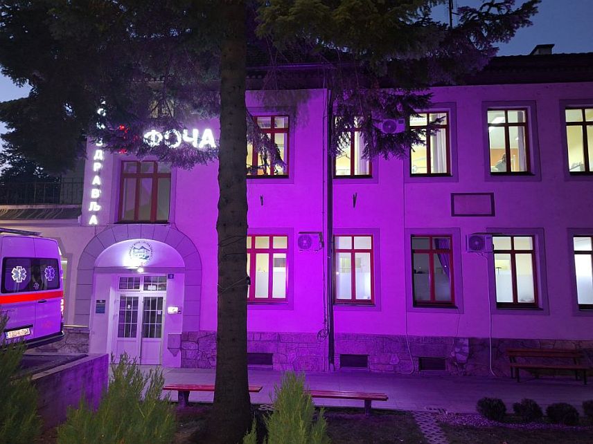 ФОЧА, 15.ОКТОБРА /СРНА/ - Дом здравља Фоча је поводом мјесеца борбе против рака дојке освијетлио зграду ружичастом бојом, као симбол подршке женама које се суочавају са овом болешћу, њиховим породицама и свима који су уз њих.