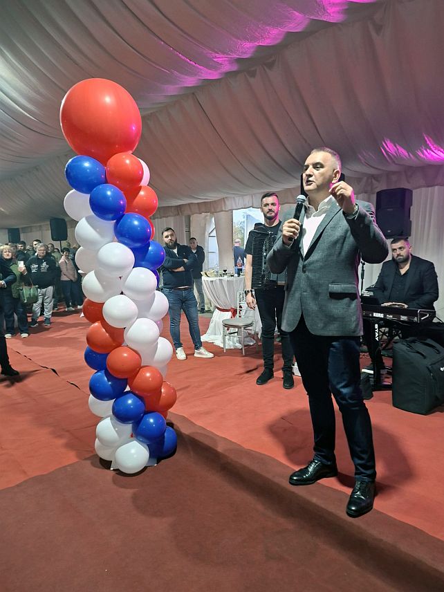 ШАМАЦ, 15. ОКТОБРА /СРНА/ - Побједник на изборима за предсједника Републике Српске Саво Минић истакао је да му је изузетна част, али и велика одговорност да буде предсједник свих грађана.