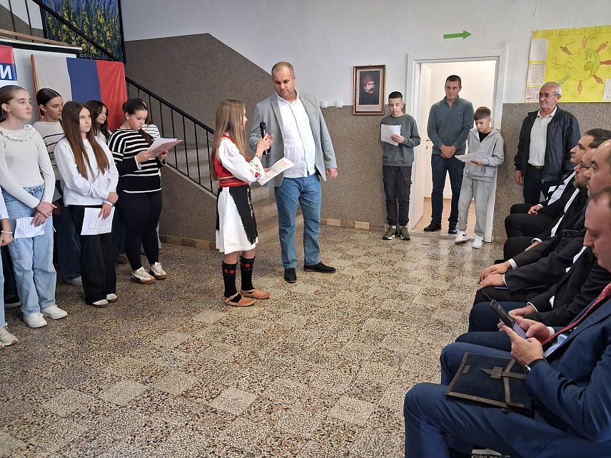 БЕРКОВИЋИ, 16. ОКTОБРА /СРНА/ - Основна школа "Његош" у Берковићима добила је два комплетно реновирана кабинета руског језика, модерно опремљена захваљујући Руској хуманитарној мисији.