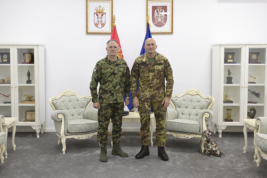БЕОГРАД, 16. ОКТОБРА /СРНА/ - Начелник Генералштаба Војске Србије генерал Милан Мојсиловић током сусрета са новим командантом Кфора генерал-мајором Робертом Вергоријем у Београду.