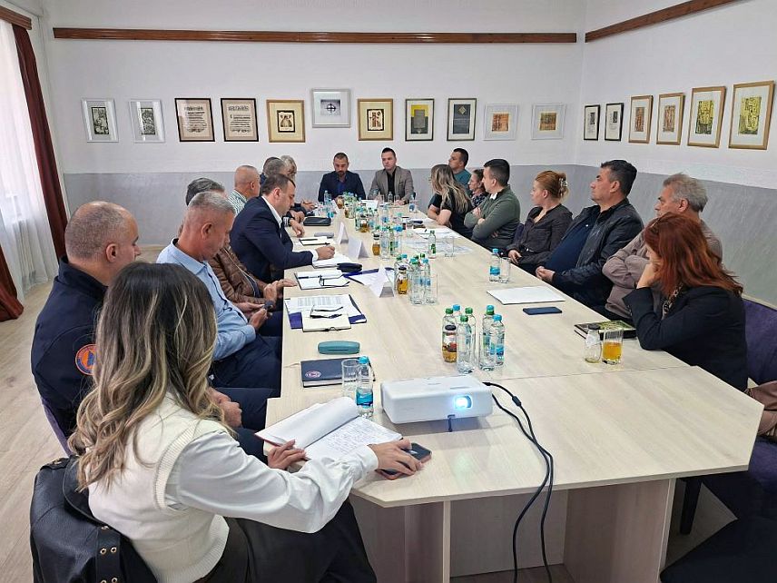 ФОЧА, 16. ОКТОБРА /СРНА/ - Чланови породица 13 српских бораца који су убијени на Кобиљачи, руководство града Фоча и представници градске Организације породица погинулих и заробљених бораца одржали су данас састанак са представницима Агенције за истраге и заштиту /Сипа/ БиХ, Тужилаштва БиХ и институција Републике Српске и БиХ надлежних за тражење несталих лица.
