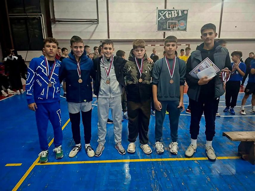 ВИШЕГРАД, 17. ОКТОБРА /СРНА/ – Екипе "Штрумфови" и "Зубић Виле" побједници су 20. меморијалног турнира у малом фудбалу у Вишеграду, који је окупио око 80 дјечака и дјевојчица, а одржава се у знак сјећања на погинуле борце Војске Републике Српске, међу којима је шест фудбалера ФК "Дрина".