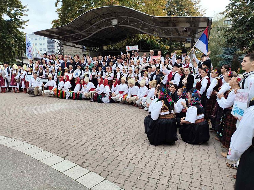 БРАТУНАЦ, 17. ОКТОБРА /СРНА/ - Пети сусрети ветерана и фолклорних рекреативаца "У Братунцу крај Дрине, нек се коло вије" одржана је вечерас у братуначком Дому културе уз наступ 15 фолклорних ансамбала и група из Србије и Републике Српске.