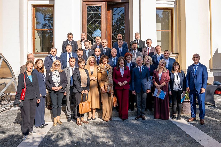 САРАЈЕВО, 19. ОКТОБРА /СРНА/ - Потписивањем протокола о сарадњи са 26 градова и општина из БиХ данас је у Сарајеву почела шеста Седмица одрживог развоја у БиХ.