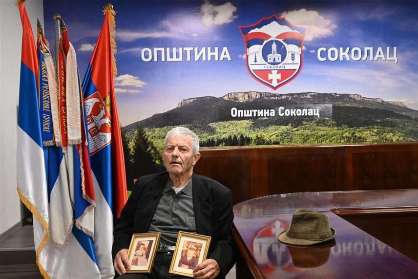 СОКОЛАЦ, 19. ОКТОБРА/СРНА/ - Нико Кошарац са Сокоца свједочио је данас за Меморијални центар Републике Српске о погибији синова Спасимира и Миломира у редовима Илијашке бригаде у истом дану 1994. године чије су посмртне остатке у егзодусу пренијели и сахранили на војничком спомен-гробљу Нови Зејтинлик.
