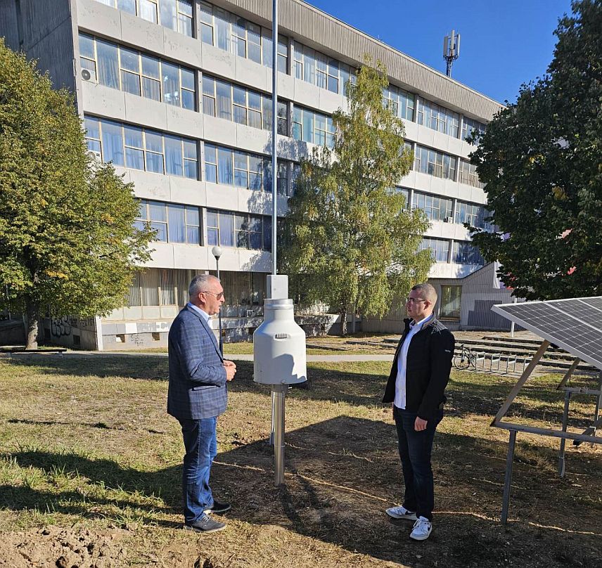 ИСТОЧНО САРАЈЕВО, 1. ОКТОБРА /СРНА/ - Метеоролошка станица коју су развили и израдили истраживачи у Центру за дигиталне иновације Електротехничког факултета /ЕТФ/ Универзитета у Источном Сарајеву, која нуди и могућност мјерења количине и интензитета падавина, а до 10 пута је јефтинија у односу на конкуренцију, представљена је данас у овом граду.