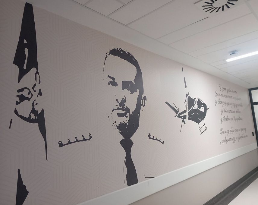 ТРЕБИЊЕ, 1. ОКТОБРА /СРНА/ - На згради Болнице Tребиње осликан је мурал у знак захвалности Бобану Кустурићу, дугогодишњем пилоту и директору Управе за ваздухопловство МУП-а Републике Српске за све што је учинио за пацијенте из овог града и Херцеговине, човјеку који никада није одбио позив за помоћ нити рекао да не може.