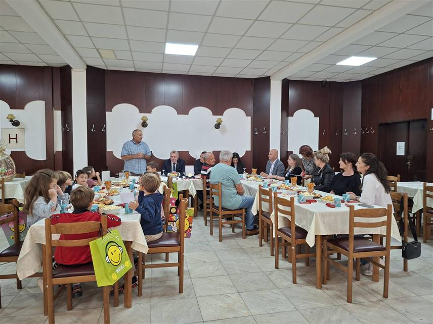 БИЈЕЉИНА, 1. ОКТОБРА /СРНА/ - Удружење пензионера града Бијељина и Фонд за пензијско и инвалидско осигурање /ПИО/ Републике Српске данас су дружењем са малишанима из бијељинског вртића "Чика Јова Змај" обиљежили Међународни дан старијих особа.