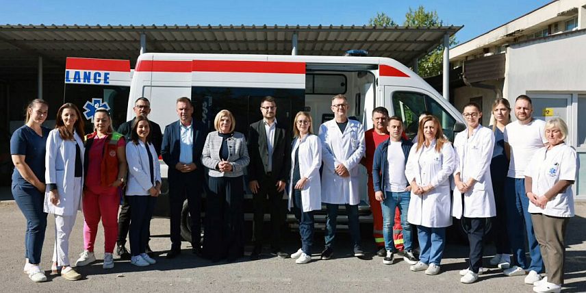 УГЉЕВИК, 1. ОКТОБРА /СРНА/ - Дом здравља Угљевик је из властитих средстава набавио ново санитетско возило вриједно 125.000 КМ, саопштено је из општинске управе Угљевик.