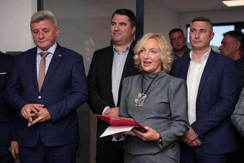 ПАЛЕ, 1. ОКТОБРА /СРНА/ - У Палама су данас свечано отворене репрезентативне просторије Медијског система Републике Српска - СРНА, захваљујући стратешкој одлуци Владе Републике којом се ова национална медијска кућа трајно враћа у своје изворно сједиште и мјесто настанка, на иницијативу предсједника Милорада Додика.
