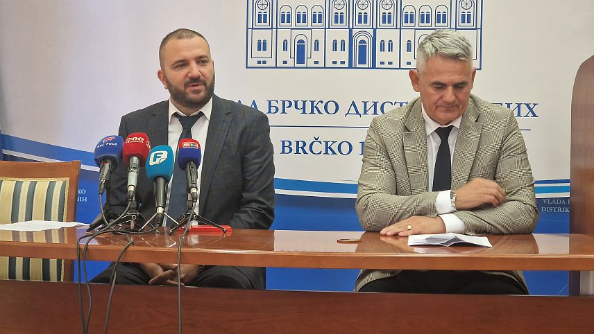БРЧКО, 1. ОКTОБРА /СРНА/ - Представници Развојно-гарантног фонда Брчко дистрикта и компаније "Штрабаг" потписали су данас уговор о санацији, рекултивацији и затварању несанитарне депоније у Брчком, вриједан око 21 милион КМ без ПДВ-а.