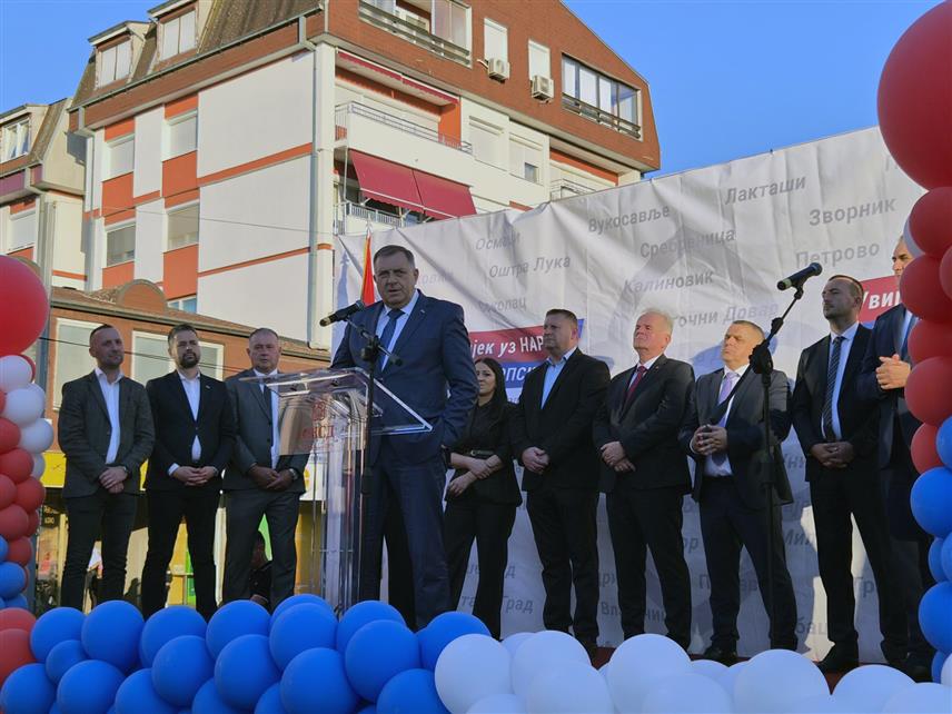 СРБАЦ, 1. ОКТОБРА /СРНА/ - Предсједник СНСД-а Милорад Додик изјавио је на предизборној трибини у Српцу да је подршка кандидатима СНСД-а за предсједника Републике Српске и српског члана Предсједништва БиХ Саву Минића и Жељку Цвијановић важна да би био настављен рад за јаку, стабилну и развијену Српску.