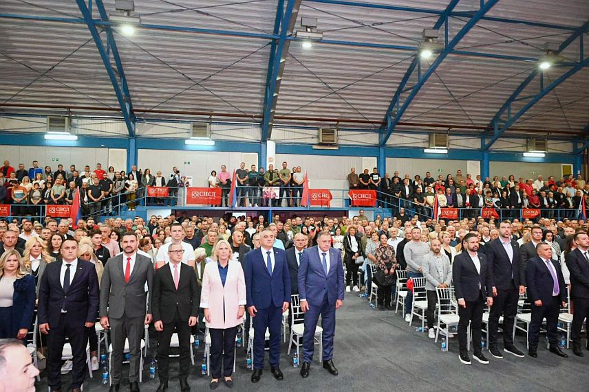 ПРЊАВОР, 1,. ОКТОБРА /СРНА/ - Предсједник СНСД-а Милорад Додик поручио је вечерас у Прњавору да људи у овој локалној заједници знају шта значи рад, слога и напредак и да добро знају ко се бори за њихове и интересе Републике Српске, те да је зато увјерен да ће на предстојећим изборима пружити подршку кандидатима СНСД-а.