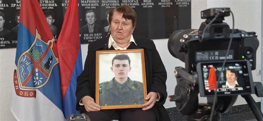 ТРНОВО, 20. ОКТОБРА /СРНА/ - Славојка Драговић из Трнова изгубила је сина Првослава на Рогоју 1992. године, имао је непуних 20 година, а у свом свједочењу је навела да су га комшије муслимани задавиле голим рукама и да је његово тијело пронашао отац који је послије тога преминуо од туге.	

