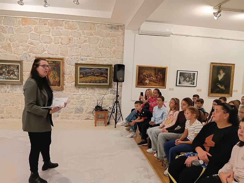 TРЕБИЊЕ, 20. ОКТОБРА /СРНА/ - У Музеју Херцеговине у Требињу данас је промовисана српско-руска књига "Дирижабл Русија путује кроз простор - вријеме" ауторке Бојане Кнежевић из Бањалуке.