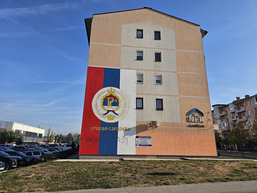 ИСТОЧНО САРАЈЕВО, 20. ОКТОБРА /СРНА/ - На муралу српске тробојке у Источном Новом Сарајеву освануо је увредљиви натпис "геноцидаши".