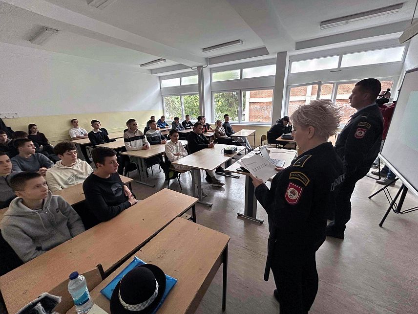 БАЊАЛУКА, 21. ОКТОБРА /СРНА/ - Вршњачко насиље не смије бити прећутано и потребно га је правовремено препознати и пријавити, најчешћи облици су физичко и вербално, а у благом порасту је и интернет насиље, речено је на предавању које је Полицијска управа Бањалука организовала за средњошколце.