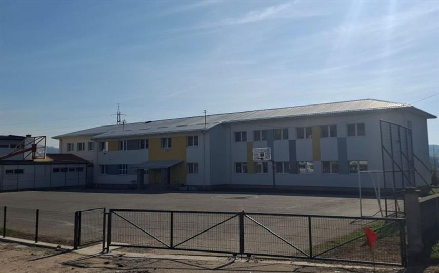 ЗВОРНИК, 21. ОКТОБРА /СРНА/ - Завршена је нова ограда око дворишта Основне школе "Вук Караџић" у Роћевићу код Зворника, којом су ученици добили безбједнији простор за боравак.