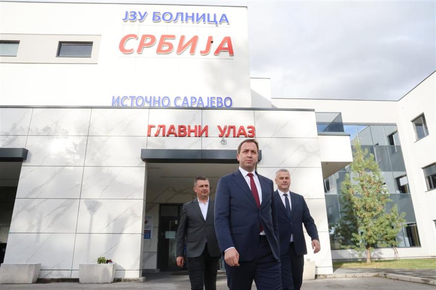 ИСТОЧНО САРАЈЕВО, 21. ОКТОБРА /СРНА/ - Министар правде Републике Српске Горан Селак данас је у Болници "Србија" у Источном Сарајеву посјетио Биљану К, запослену у Основном суду у Бањалуци, која је повријеђена као пјешак на Јахорини.