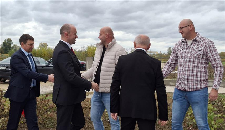 БРОД, 22. ОКТОБРА /СРНА/ - Министар енергетике и рударства Републике Српске Петар Ђокић, начелник општине Милан Зечевић , представници руске фирме "Тизол" и делегација Нижњетуринског општинског округа из Свердловске области у Русији посјетили су фирму "ДМ Монтажа" из Брода, која обавља ремонте енергетских постројења.