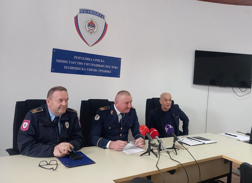 ТРЕБИЊЕ, 23.ОКТОБРА /СРНА/ - Начелник Полицијске управе Требиње Синиша Лакета са сарадницима на конференцији за новинаре.