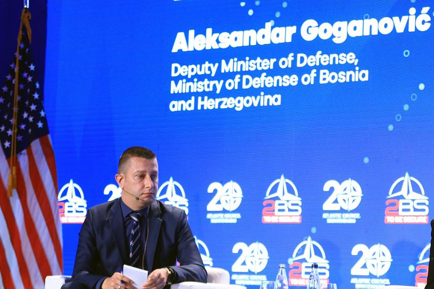 БУДВА, 23. ОКТОБРА /СРНА/ - Замјеник министра одбране у Савјету министара Александар Гогановић изјавио је на Међународној безбједносној конференцији у Будви да су регионална сарадња, међусобно повјерење и поштовање Дејтонског мировног споразума кључни за стабилност БиХ и Западног Балкана.	
