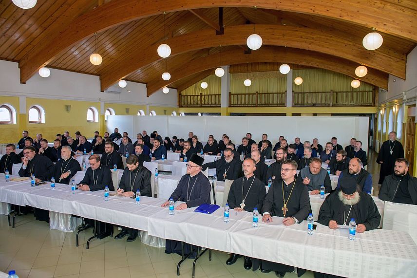 СОКОЛАЦ, 23. ОКТОБРА /СРНА/ - У Духовном центру "Романијска Лазарица" на Сокоцу, одржан је семинар за свештенство, свештеномонаштво и монаштво Митрополије дабробосанске на коме је потврђен значај оваквих сабрања за духовно укрепљење, богословско усавршавање, размјену пастирских искустава и јачање братског заједништва свештенства и монаштва Митрополије.